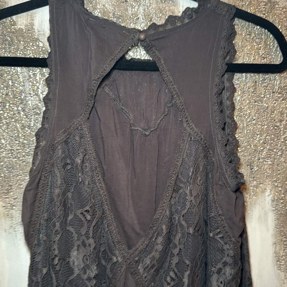 Gray Dress With Lace Pattern - image 4